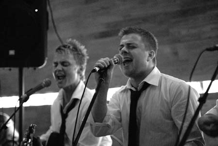 Simon og Troels synger til koncert